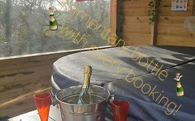 Shepherds Hut With Hot Tub On Anglesey North Wales